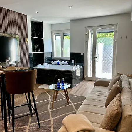 Prestige With Private Hot Tub Sauna Balneotherapy Apartmán *